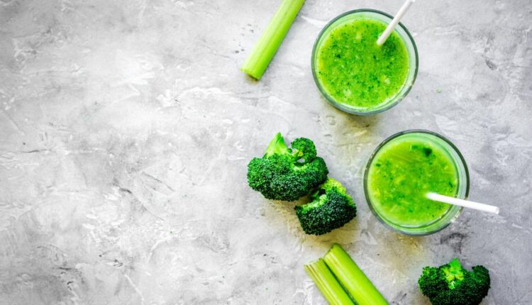 عکس استوک سبزیجات   Green vegetable smoothie in glass