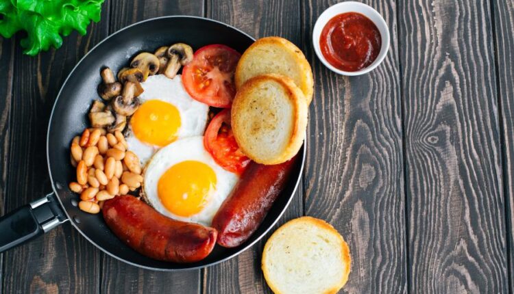 عکس استوک صبحانه   Breakfast tomatoes, sausages, beans