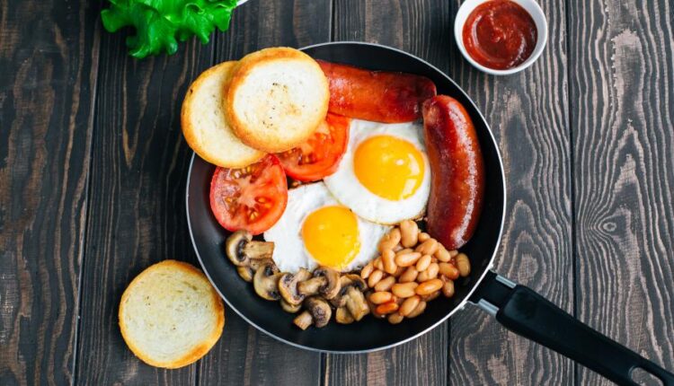عکس استوک صبحانه   Breakfast tomatoes, sausages, beans
