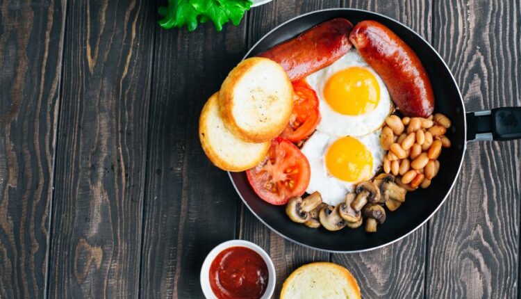 عکس استوک صبحانه   Breakfast tomatoes, sausages, beans