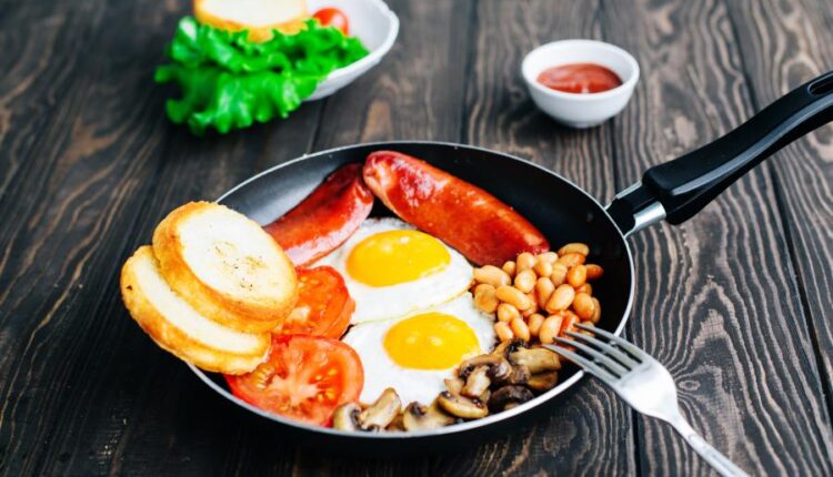 عکس استوک صبحانه   Breakfast tomatoes, sausages, beans