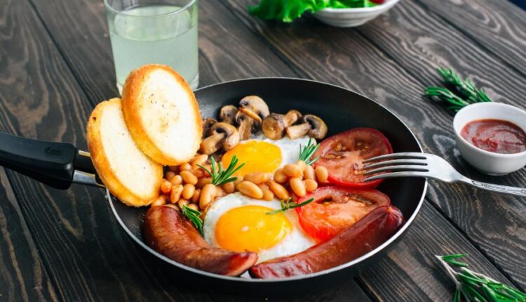 عکس استوک صبحانه   Breakfast tomatoes, sausages, beans