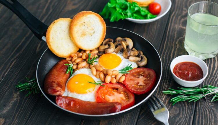 عکس استوک صبحانه   Breakfast tomatoes, sausages, beans