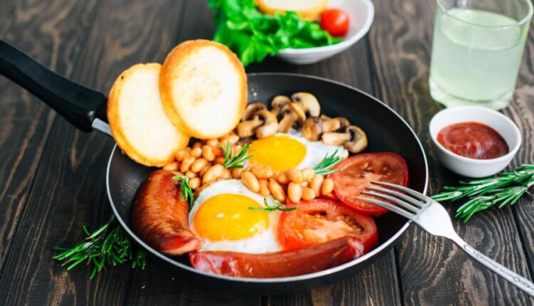 عکس استوک صبحانه   Breakfast tomatoes, sausages, beans