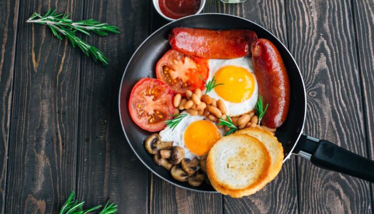 عکس استوک صبحانه   Breakfast tomatoes, sausages, beans