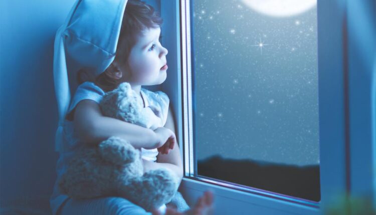 6 عکس استوک دختر بچه در فضای پنجره رویایی شب   Child girl