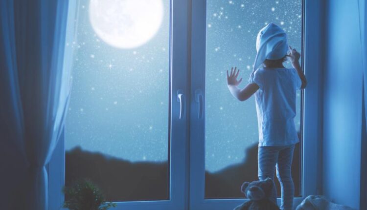 6 عکس استوک دختر بچه در فضای پنجره رویایی شب   Child girl