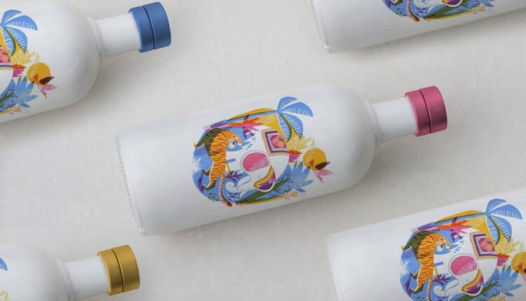 موکاپ زیبای بطری آب   Porcelain Bottle Mock Up