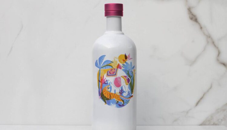 موکاپ زیبای بطری آب   Porcelain Bottle Mock Up