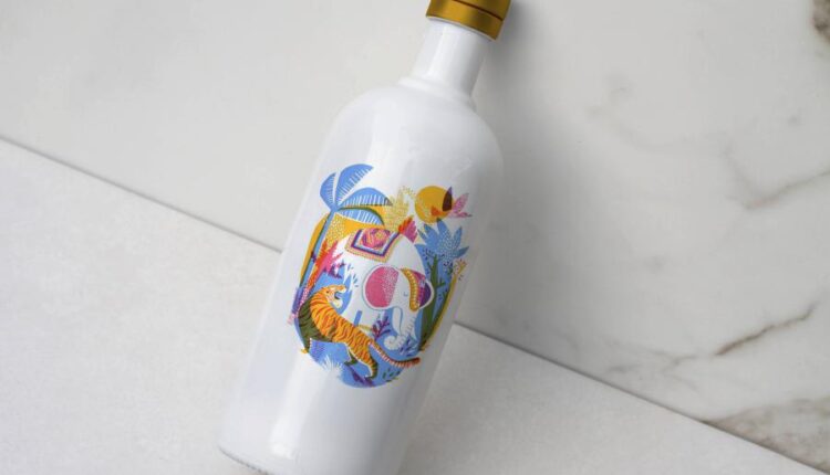 موکاپ زیبای بطری آب   Porcelain Bottle Mock Up