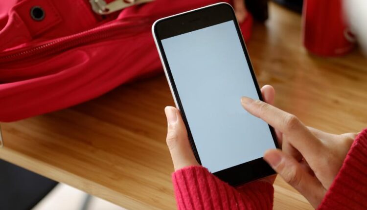 عکس استوک گوشی هوشمند اپل در فضای کاری   Smartphone work