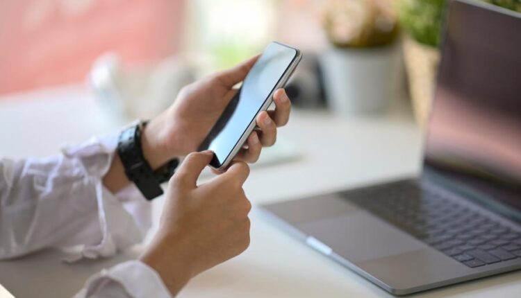 عکس استوک گوشی هوشمند اپل در فضای کاری   Smartphone work