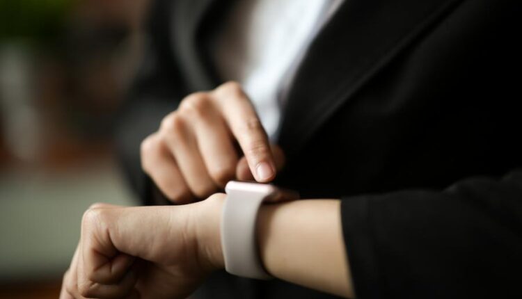 عکس استوک گوشی هوشمند اپل در فضای کاری   Smartphone work