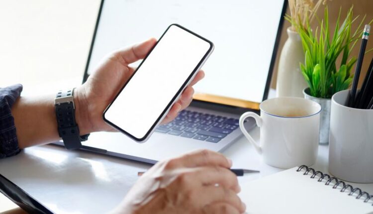 عکس استوک گوشی هوشمند اپل در فضای کاری   Smartphone work