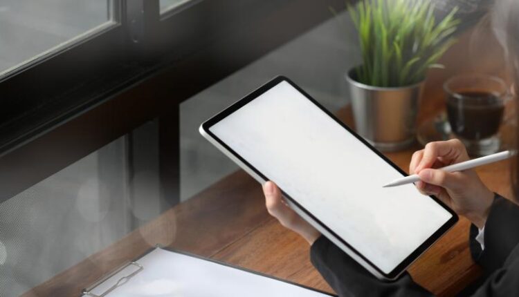 عکس استوک گوشی هوشمند اپل در فضای کاری   Smartphone work