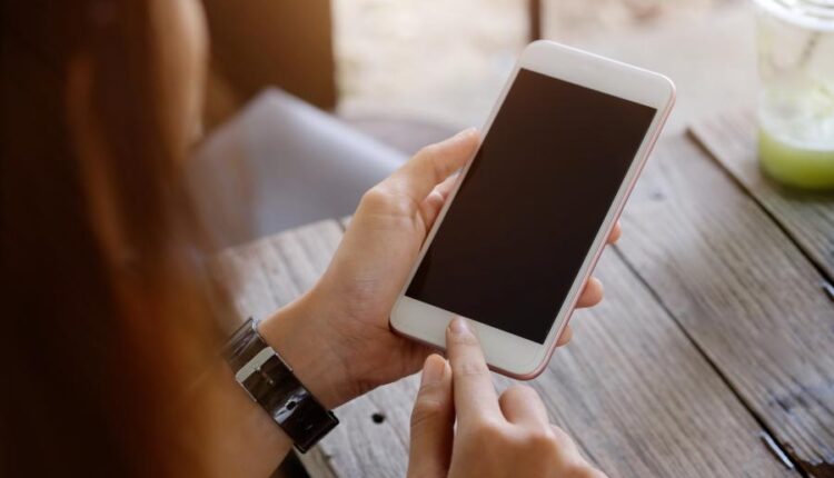 عکس استوک گوشی هوشمند اپل در فضای کاری   Smartphone work