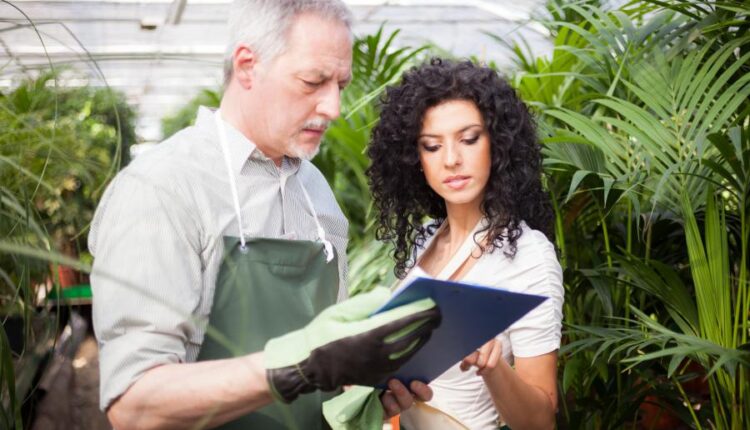 عکس استوک باغبان و باغچه   People and gardening