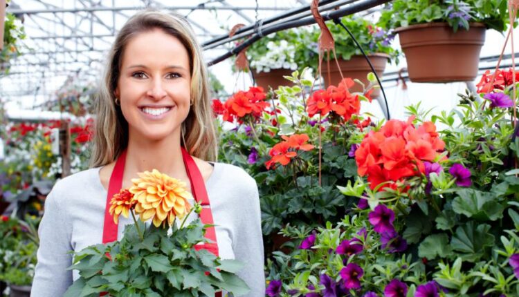 عکس استوک باغبان و باغچه   People and gardening