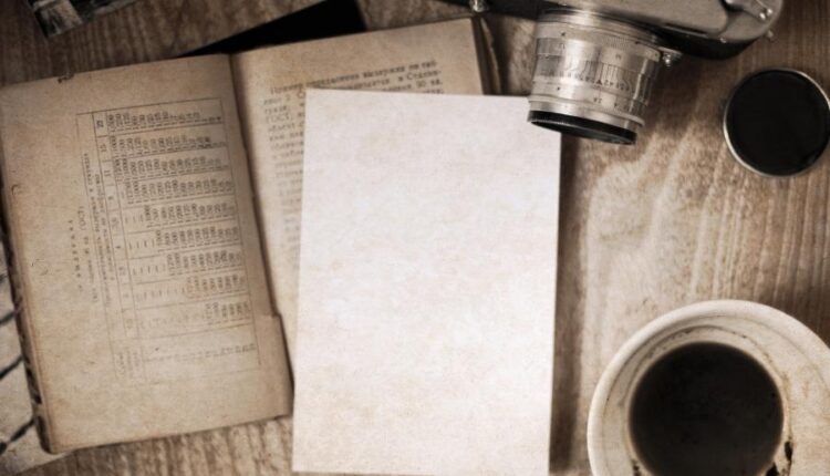 عکس استوک دوربین قدیمی ، فیلم و پیانو   old camera, film, piano