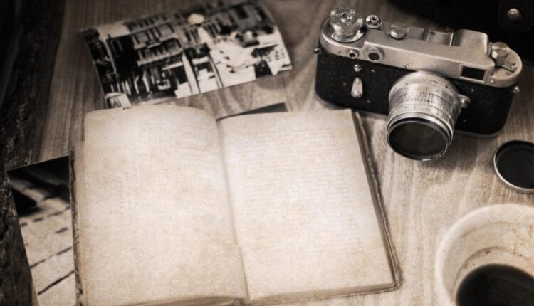 عکس استوک دوربین قدیمی ، فیلم و پیانو   old camera, film, piano