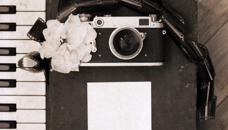 عکس استوک دوربین قدیمی ، فیلم و پیانو   old camera, film, piano