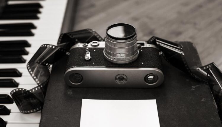عکس استوک دوربین قدیمی ، فیلم و پیانو   old camera, film, piano