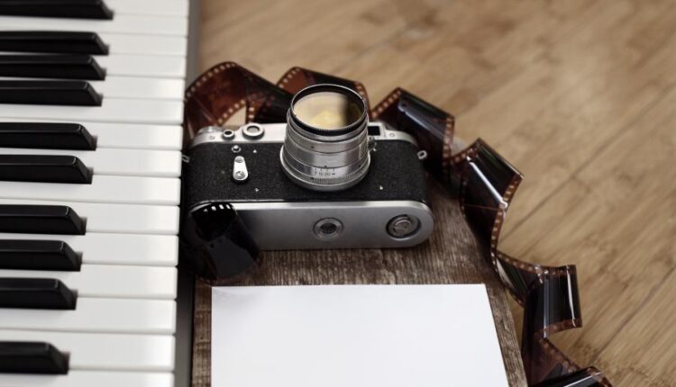 عکس استوک دوربین قدیمی ، فیلم و پیانو   old camera, film, piano