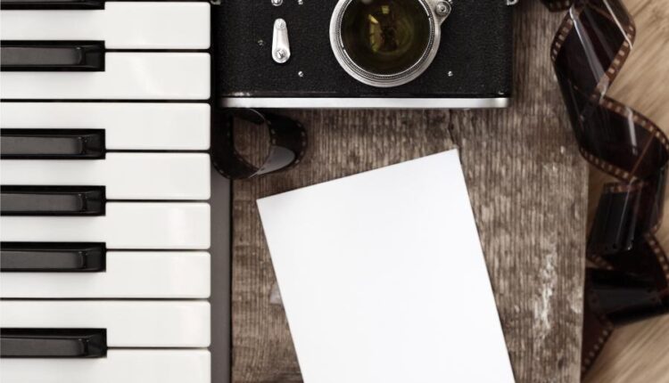 عکس استوک دوربین قدیمی ، فیلم و پیانو   old camera, film, piano