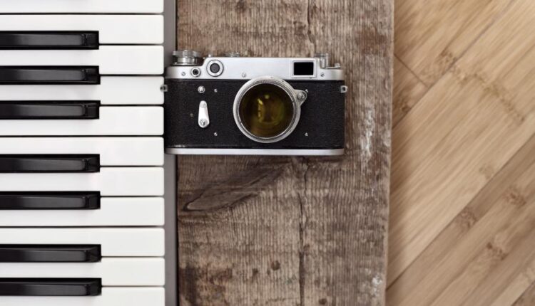 عکس استوک دوربین قدیمی ، فیلم و پیانو   old camera, film, piano