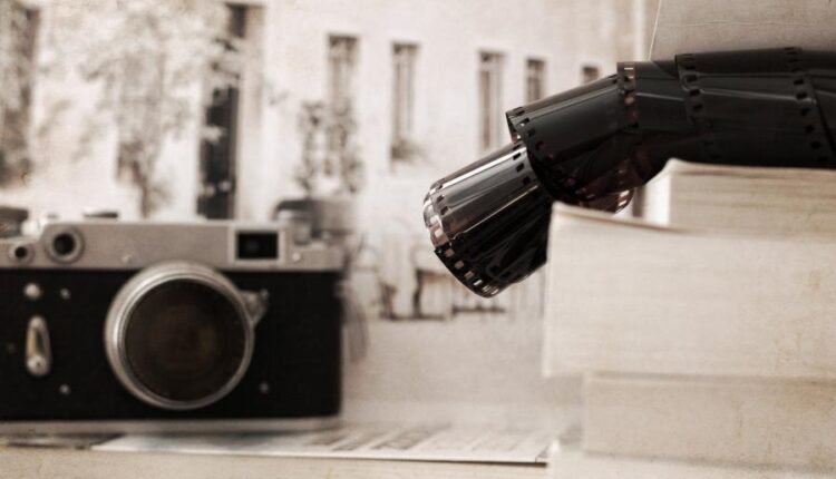 عکس استوک دوربین قدیمی ، فیلم و پیانو   old camera, film, piano