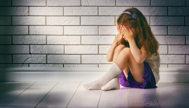 عکس استوک تربیت فرزند توسط مادر   Mother scolds her child