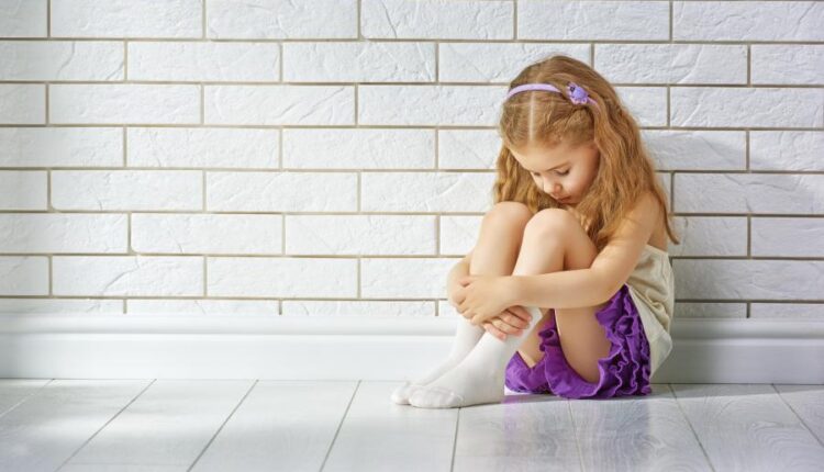 عکس استوک تربیت فرزند توسط مادر   Mother scolds her child