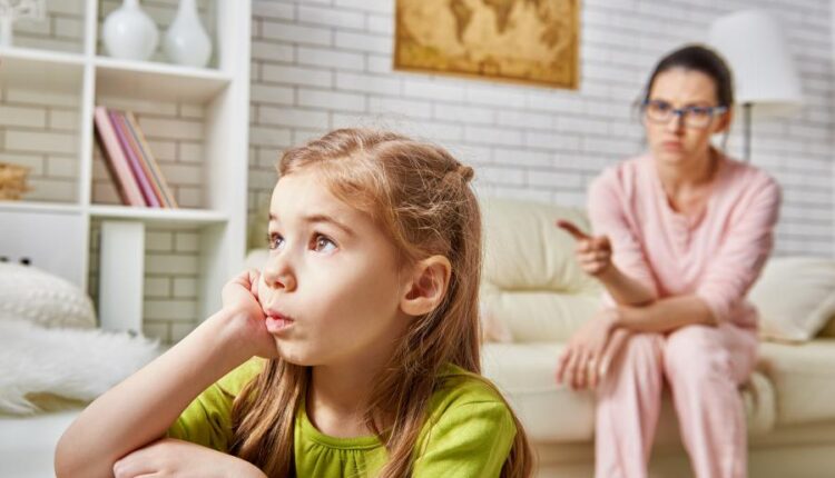 عکس استوک تربیت فرزند توسط مادر   Mother scolds her child