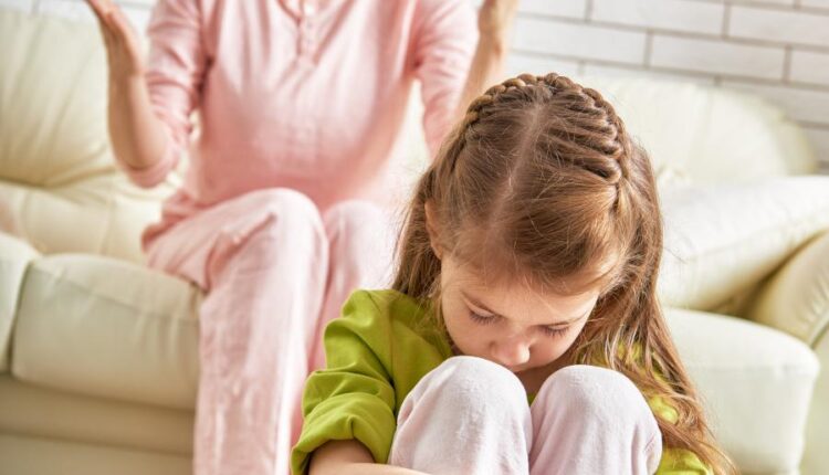 عکس استوک تربیت فرزند توسط مادر   Mother scolds her child