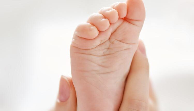 عکس استوک مادر و بچه نوزاد – Happy Mom With Baby Photo