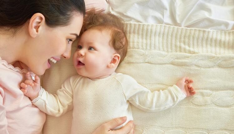 عکس استوک مادر و بچه نوزاد – Happy Mom With Baby Photo