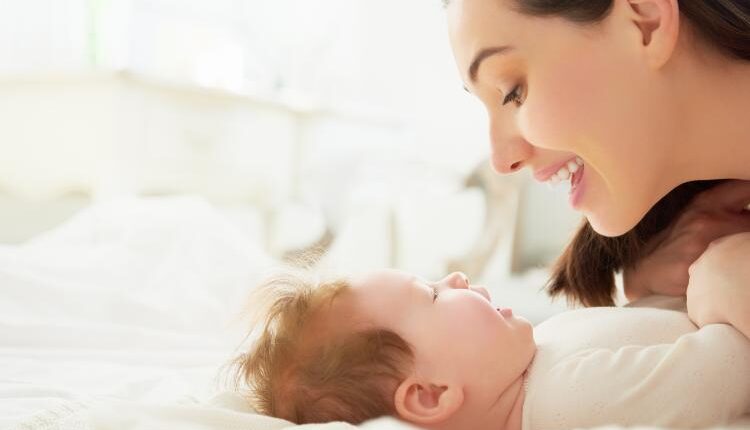 عکس استوک مادر و بچه نوزاد – Happy Mom With Baby Photo