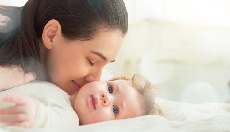 عکس استوک مادر و بچه نوزاد – Happy Mom With Baby Photo