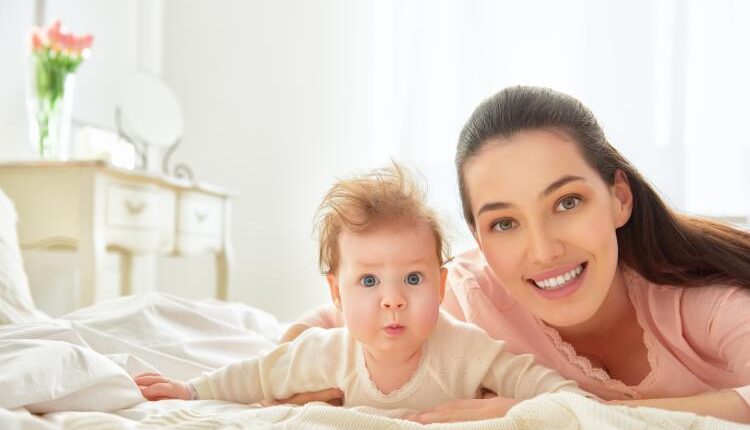 عکس استوک مادر و بچه نوزاد – Happy Mom With Baby Photo