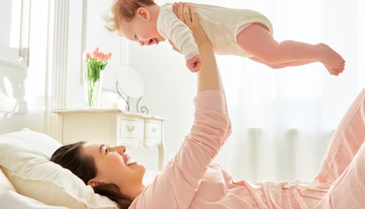 عکس استوک مادر و بچه نوزاد – Happy Mom With Baby Photo