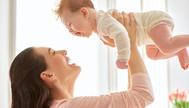 عکس استوک مادر و بچه نوزاد – Happy Mom With Baby Photo