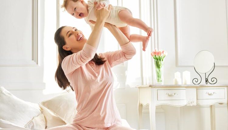 عکس استوک مادر و بچه نوزاد – Happy Mom With Baby Photo