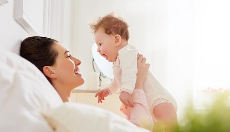 عکس استوک مادر و بچه نوزاد – Happy Mom With Baby Photo