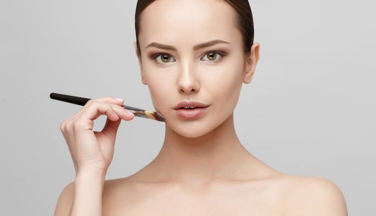 عکس زن و دختر در حال آرایش  – Beautiful Face Of Woman