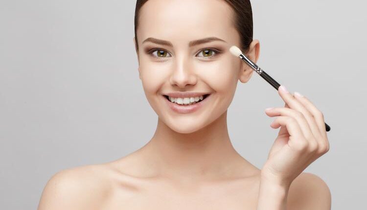 عکس زن و دختر در حال آرایش  – Beautiful Face Of Woman