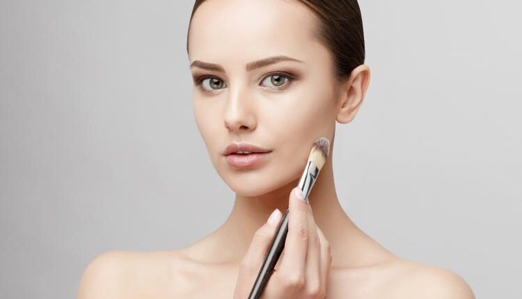 عکس زن و دختر در حال آرایش  – Beautiful Face Of Woman