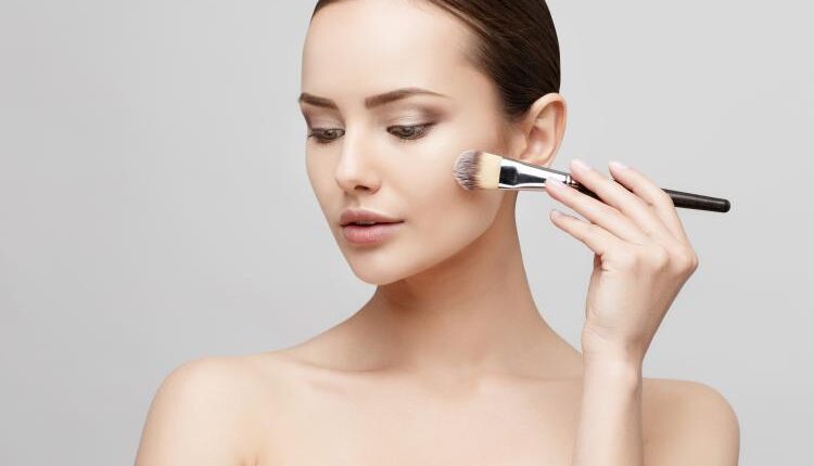 عکس زن و دختر در حال آرایش  – Beautiful Face Of Woman