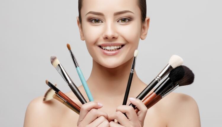 عکس زن و دختر در حال آرایش  – Beautiful Face Of Woman