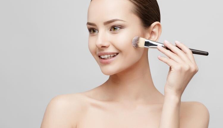 عکس زن و دختر در حال آرایش  – Beautiful Face Of Woman