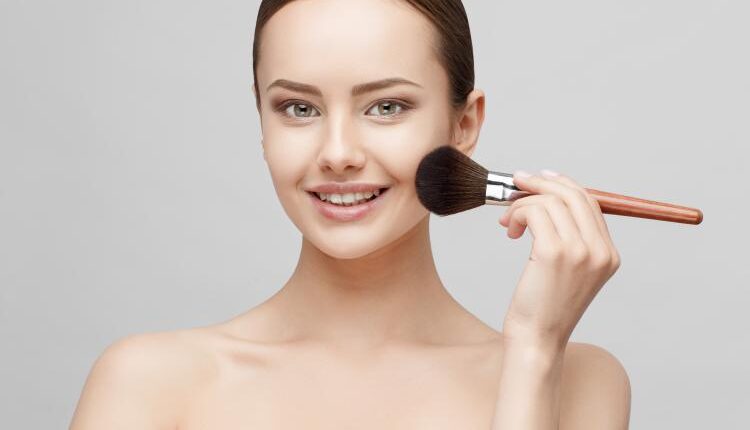 عکس زن و دختر در حال آرایش  – Beautiful Face Of Woman